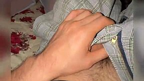 Madrastra entra al cuarto y encuentra la verga de su hijastro expuesta para follar