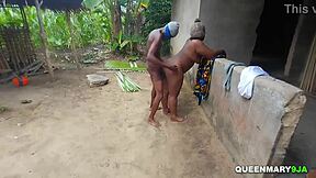 ¿Quién folla a estas chicas calientes en la casa nativa del abuelo?