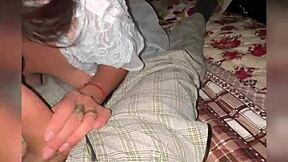 Madrastra entra al cuarto y encuentra la verga de su hijastro expuesta para follar