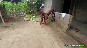 ¿Quién folla a estas chicas calientes en la casa nativa del abuelo?