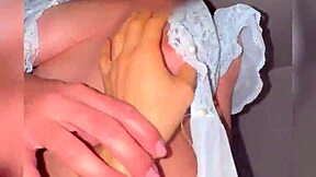 Madrastra entra al cuarto y encuentra la verga de su hijastro expuesta para follar