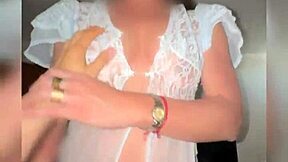 Madrastra entra al cuarto y encuentra la verga de su hijastro expuesta para follar