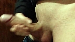 Ljubim si drkati svoj velik kurac v kopalnici za to domačo solo masturbacijo z mojo suho telo