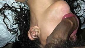 Pau na garganta da morena gostosa