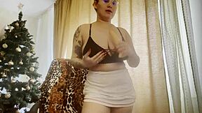 Sexy blonde shoves dildo between big natural boobs 😏