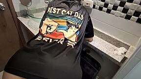 Fui a un RESTAURANTE con mi NOVIO nos toman la respectiva ORDEN me quedo gustando el MESERO así que fui al BAÑO y tuve un buen SEXO sin que mi NOVIO se diera cuenta!