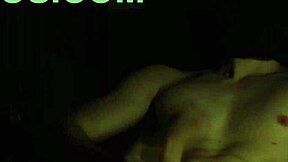 Atractivo joven de 23 se masturba intensamente