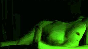 Atractivo joven de 23 se masturba intensamente