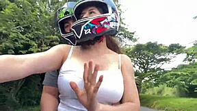 mi madrastra me recoge despues de la uni y... ay que rico