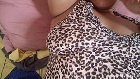 hijastra caliente gimiendo fuerte en cama del padrastro