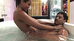 comendo minha vizinha gostosa na hidromassagem 🍑💦😍