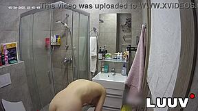 Luuv Kareflore films her amateur shower routine live