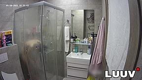 Luuv Kareflore films her amateur shower routine live