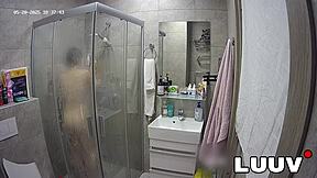 Luuv Kareflore films her amateur shower routine live