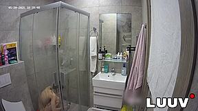 Luuv Kareflore films her amateur shower routine live