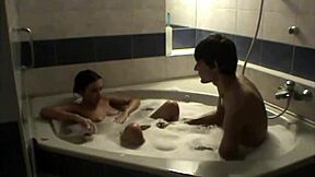 Anastasia und Bumbas wilder Jacuzzi-Spaß zusammen