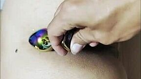 Latina con Grandes Tetas Recibe Masaje Pervertido en Dormitorio