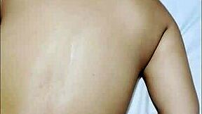 Latina con Grandes Tetas Recibe Masaje Pervertido en Dormitorio