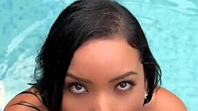 gostosa asiatica takes pirocudo negao bareback poolside at liberal pousada!