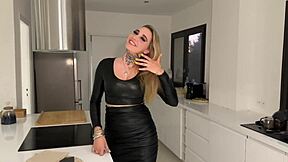 damn this queen's super horny for rough pussy play