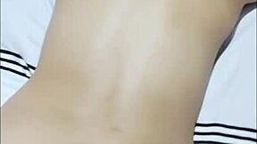 Latina con Grandes Tetas Recibe Masaje Pervertido en Dormitorio