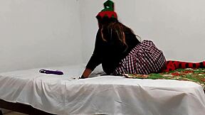 cousin vibes her wet pussy hard with toy