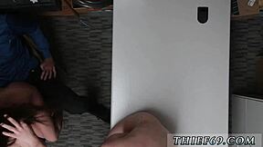 Ung modell dusjer før politi-gangbang for tyveri