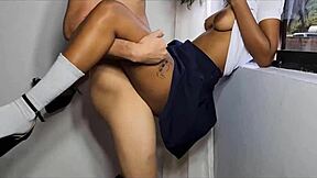 jovencita cachonda folla padrastro y lo hace correrse dentro