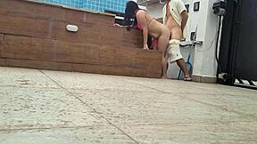 Esposa Bent Over Banging Piscineiro Bareback
