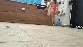Esposa Bent Over Banging Piscineiro Bareback
