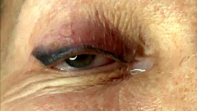 mature milf took huge facecum load right on her eye