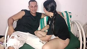 me follo a mi nueva compa de cuarto la puta sabe que me gustan sus curvas y enorme culo en la ventana