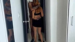 mi vecina colombiana perfecta vino y me rompió el coño apretado mientras esposa no está