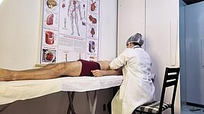 Paciente fica duro na frente da enfermeira gostosa no exame 😈🍆💦