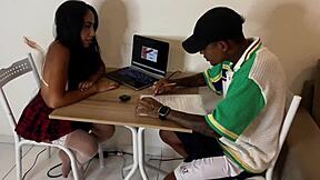 deixou a namorada estudar na casa do amigo... ele meteu rola nela! teen girlfriend cuckold brazilian big dick ass