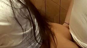 colegiala casera folla en baño con compa de 18 uniforme