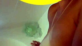 Quer comer esse cuzinho da esposa no banho também??