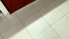 Ama de casa infiel seduce al plomero mientras su marido no ve