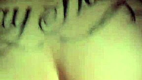 Dei minha bucetinha sem camisinha pro nerd no Natal e ele gozou dentro tudo!