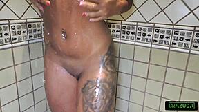 a morena de 18 anos tomando banho - andressa soares