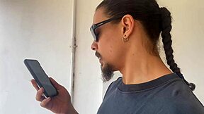 Ama de casa infiel seduce al plomero mientras su marido no ve