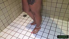 a morena de 18 anos tomando banho - andressa soares