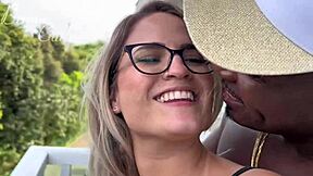 Eu loira petita com negão sentando de costas no pauzão - jefao