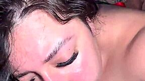 Dei minha bucetinha sem camisinha pro nerd no Natal e ele gozou dentro tudo!