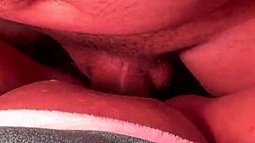 Dei minha bucetinha sem camisinha pro nerd no Natal e ele gozou dentro tudo!