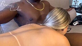 Eu loira petita com negão sentando de costas no pauzão - jefao