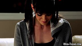 Little Petite Teen Gets Eaten Out In Hd With Fingers And Tongue