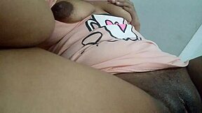 la hijastra culona se masturba en camara oculta tocando su coño jugoso 🔥💦