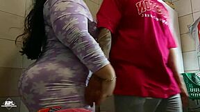 madrastra gorda chupa verga mientras follo su coño en cocina con hermanastra espiando