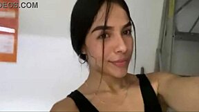 putita se masturba arriesgada en ducha gym